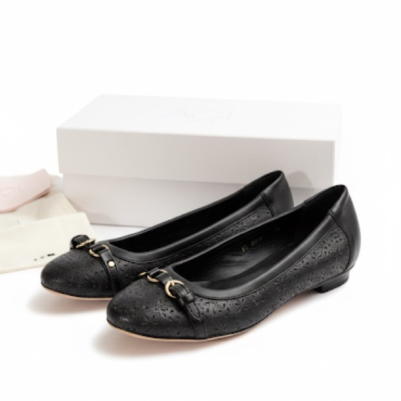 💐 AGL floral-perforated leather ballet flats w/ buckle — black — IT 40 (US 10) - Picture 1 of 9
